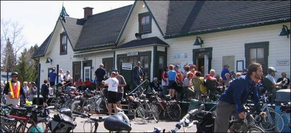 Les cyclistes  la gare